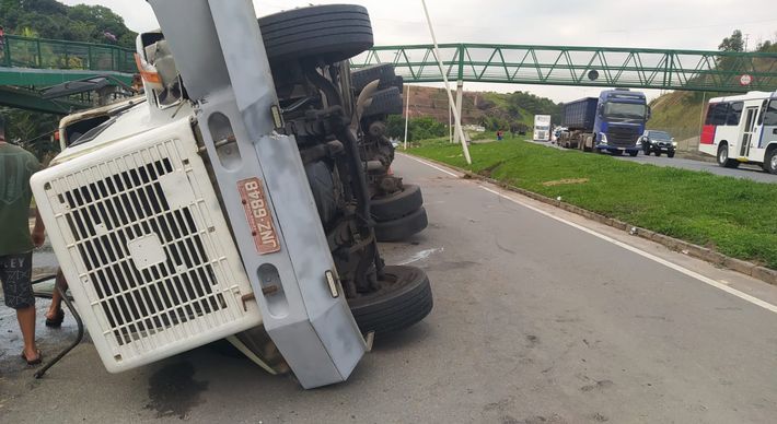 Acidente aconteceu no final da tarde desta sexta-feira (22), na altura do bairro Porto de Cariacica, e a via não precisou ser interditada. Apesar do susto, ninguém se feriu