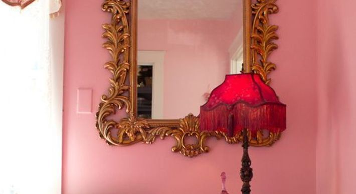 Na arquitetura e na decoração de ambientes, a cor rosa pode ser usada de diferentes formas, dos tons mais pastéis e rosés, até os tons mais fortes como o rosa pink.