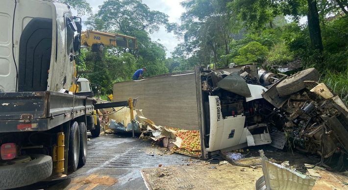O acidente aconteceu na noite desta quinta-feira (21), e a PM informou, na tarde desta sexta (22), que a rodovia já foi liberada. O motorista ficou ferido