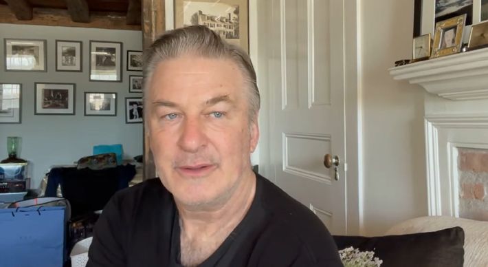 A informação corrobora com a reclamação de Baldwin após o acidente. Segundo testemunhas, na hora ele perguntou por qual motivo havia recebido uma arma com munição