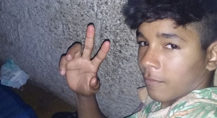 Amigos de Richard Pinto contaram à reportagem da TV Gazeta que o adolescente estava atravessando a BR 101 para comprar um refrigerante do outro lado da rodovia quando foi atingido por carro