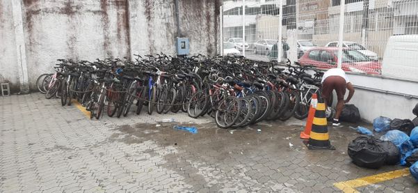 Bicicletas são reparadas para, posteriormente, serem doadas