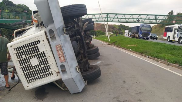 Carreta carregada com chapas de granito tomba na Rodovia do Contorno  por Gabriela Ribeti