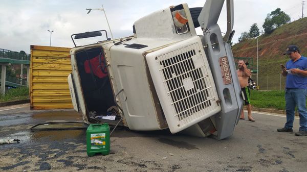 Carreta carregada com chapas de granito tomba na Rodovia do Contorno  por Gabriela Ribeti
