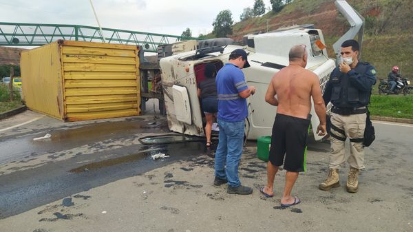 Carreta carregada com chapas de granito tomba na Rodovia do Contorno  por Gabriela Ribeti