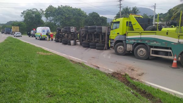 Carreta carregada com chapas de granito tomba na Rodovia do Contorno por Gabriela Ribeti