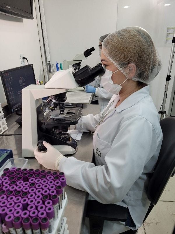 Durante a pandemia, a empresa se reinventou, sendo a única do Estado a entregar resultados de exame RT-PCR para Covid-19 em até 24 horas e a reduzir o custo do exame em quase 50%.  por Camilla Baptistin