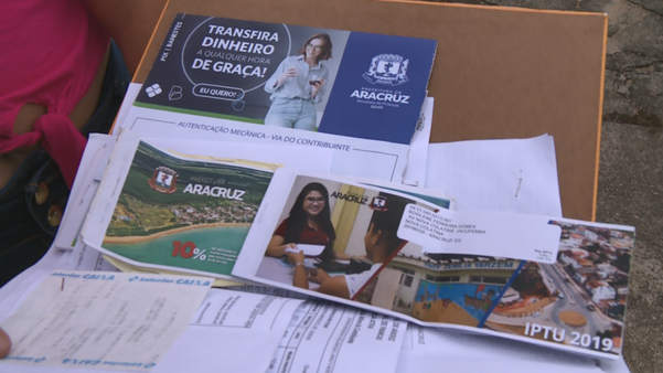 Daiane guarda os documentos de compra dos terrenos, além dos comprovantes de pagamento de contas em dia.