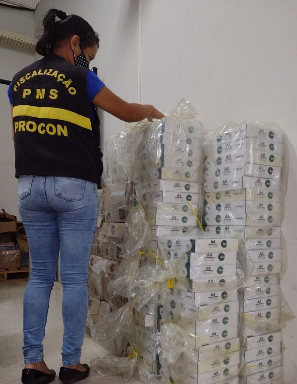 Operação do Procon apreendeu papel comprado em licitação sendo vendido em papelaria na Serra por Procon da Serra/Divulgação
