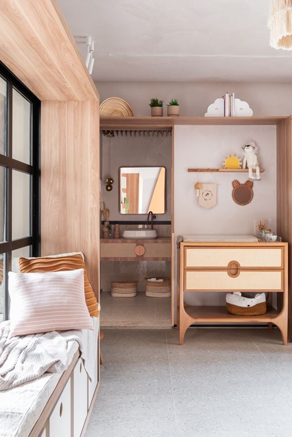 A cômoda com madeira e palha natural poderá ser reutilizada em outro lugar da casa. por Camila Santos