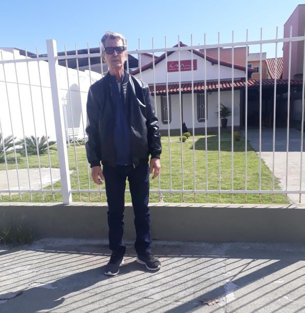 Um dos templos da ICM começou na garagem da casa do locutor aposentado da Herbert Richards, Ricardo Marianno, de 82 anos, no bairro Cidade Praiana, em Rio das Ostras (RJ).