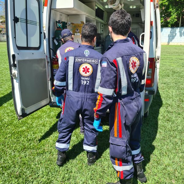 O jovem estava trabalhando com o pai no corte de árvores, em Laranja da Terra, quando uma de grande porte, caiu sobre ele
