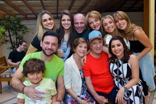Fernando em meio à esposa Ana Rita; filhos Luciana, Tatiana, Macario e Rodrigo e netos Gabriela, Mariana, Carolina, Fernanda e Fernando.
