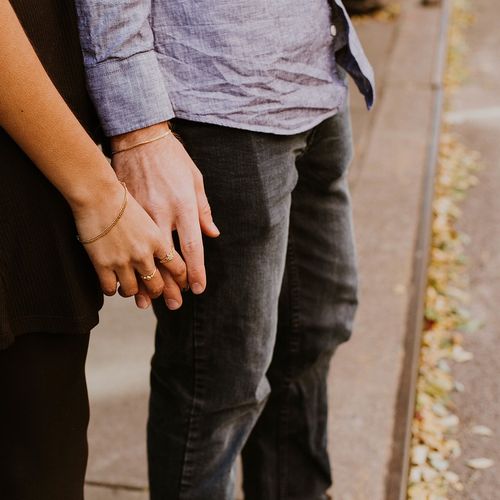 Casal se apaixonou após frequentes idas da jovem ao posto para abastecer, já que está difícil encher o tanque