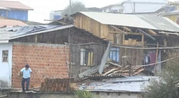 O vendaval foi registrado em ao menos 18 municípios do Paraná e causou estragos em pelo menos 939 casas