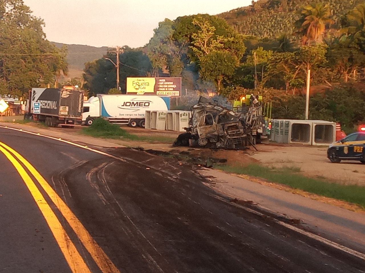Acidente com duas carretas e um carro de passeio no KM 339, em Guarapari, deixa dois mortos