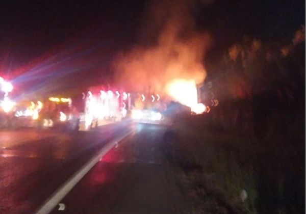 Acidente entre carro e carretas deixa um morto e dois feridos na BR 101, em Guarapari por Corpo de Bombeiros - 5º Batalhão