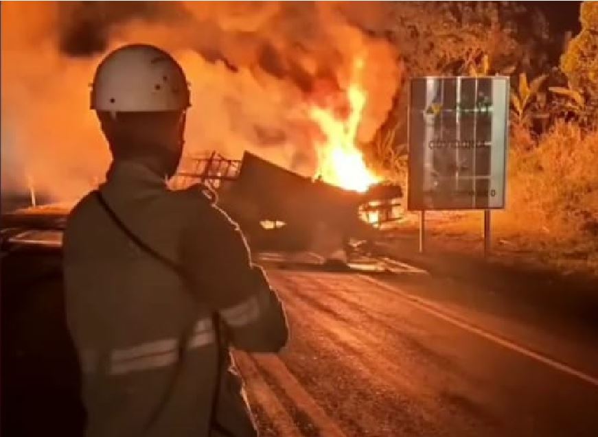 Acidente termina em incêndio e mata uma pessoa na BR 101, em Guarapari