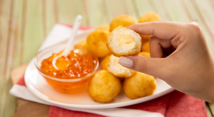 Suas sobras de risoto podem virar um bolinho pra lá de chique, o arancino, que vai à mesa bem acompanhado por geleia de pimenta