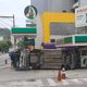 Um carro tombou e atingiu um posto de combustíveis na Avenida Princesa Isabel