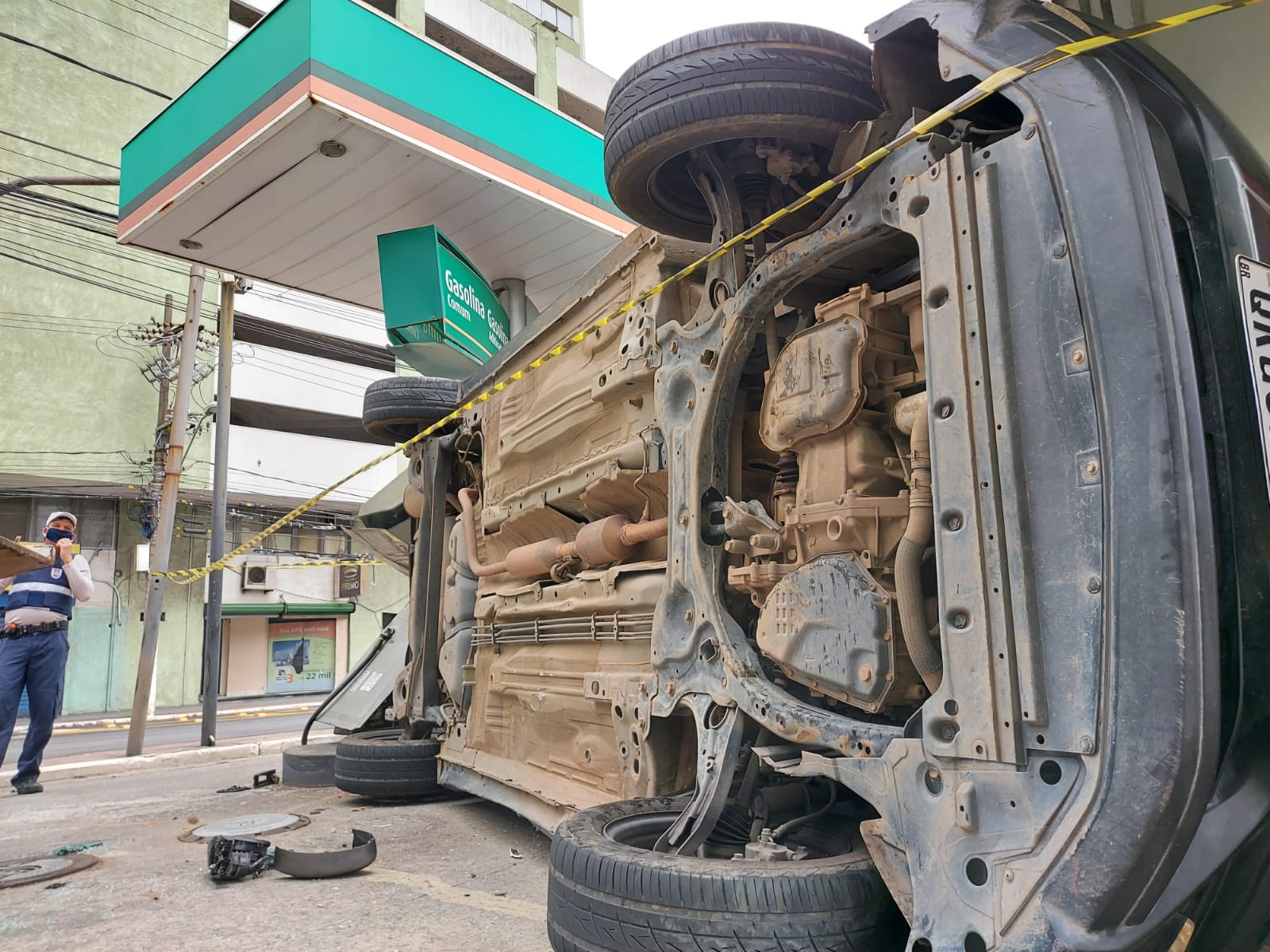 Carro tombou e atingiu posto de combustíveis na Avenida Princesa Isabel