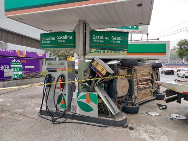 Carro tombou e atingiu posto de combustíveis na Avenida Princesa Isabel por Geraldo Nascimento