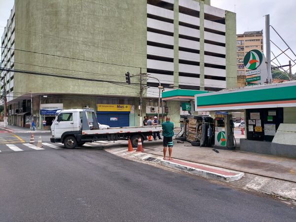 Carro tombou e atingiu posto de combustíveis na Avenida Princesa Isabel por Geraldo Nascimento
