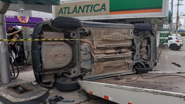 Um carro tombou e atingiu um posto de combustíveis na Avenida Princesa Isabel por Vitor Jubini