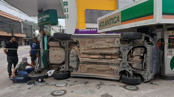 Um carro tombou e atingiu um posto de combustíveis na Avenida Princesa Isabel por Vitor Jubini