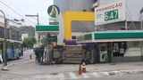 Um carro tombou e atingiu um posto de combustíveis na Avenida Princesa Isabel(Vitor Jubini)