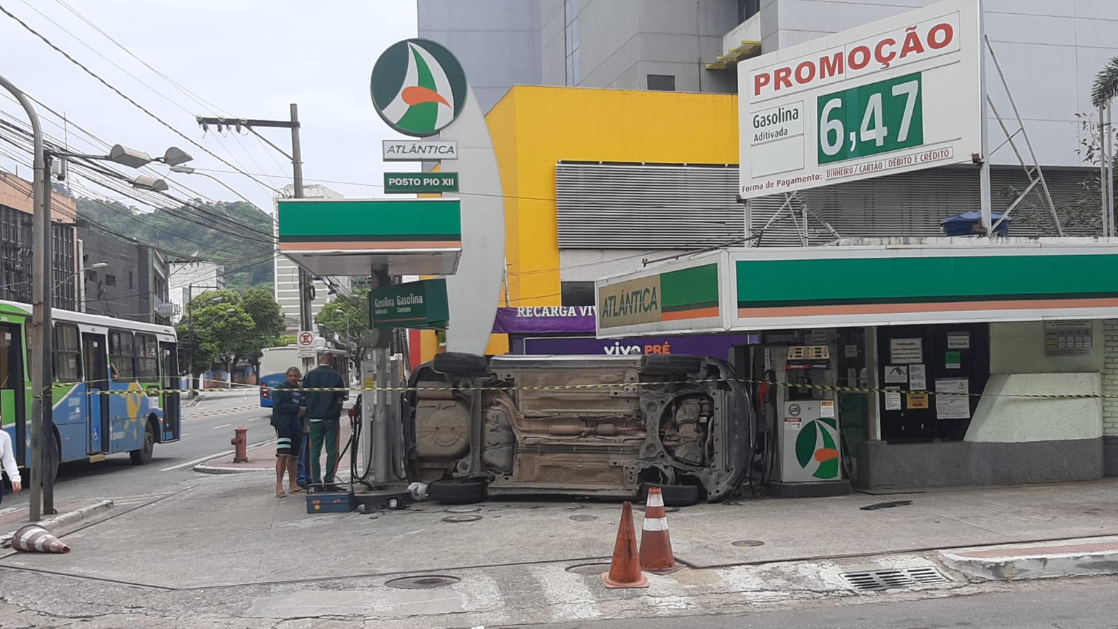 Um carro tombou e atingiu um posto de combustíveis na Avenida Princesa Isabel