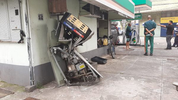 Um carro tombou e atingiu um posto de combustíveis na Avenida Princesa Isabel por Vitor Jubini