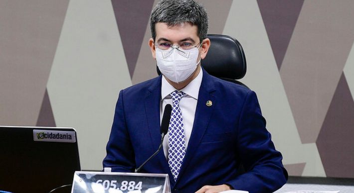 A suspensão desta terça-feira (26) se deveu ao início da votação no plenário do Senado, o que regimentalmente suspende as atividades da comissão