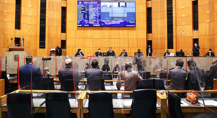 Deputados aliados ao governo dispararam petardos contra 'dois ou três' nomes do primeiro escalão. Em jogo, estão os 'louros da vitória' e critérios de destinação de recursos a municípios