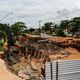 Adutora rompe, terreno cede e abre cratera no bairro Cobilândia, em Vila Velha
