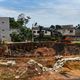 Adutora rompe, terreno cede e abre cratera no bairro Cobilândia, em Vila Velha
