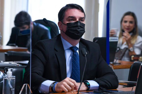 À bancada, em pronunciamento, senador Flávio Bolsonaro (Patriota-RJ).