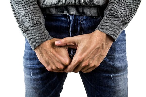 Homem segurando os testículos: órgão pode ser afetado pela Covid-19