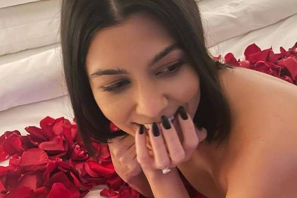 Kourtney Kardashian posa de topless para exibir o anel de noivado que recebeu de Travis Barker 