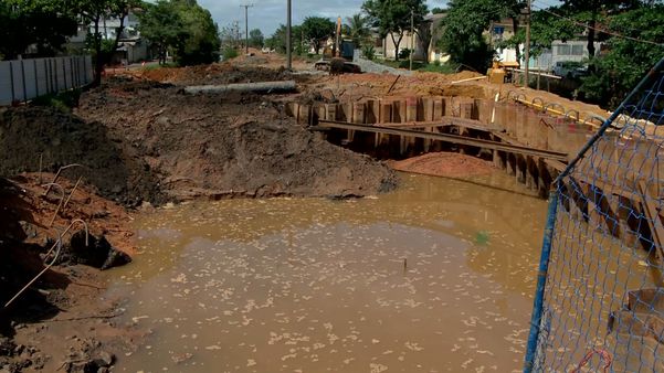 Rompimento de adutora abriu cratera e deixou  moradores de Vila Velha sem água 