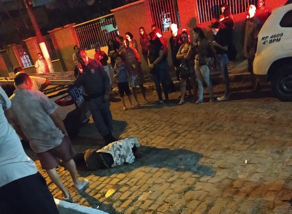 Suspeito foi atropelado e agredido depois de tentar roubar uma mulher no bairro Alvorada, em Vila Velha