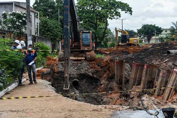 Adutora rompe, terreno cede e abre cratera no bairro Cobilândia, em Vila Velha por Vitor Jubini