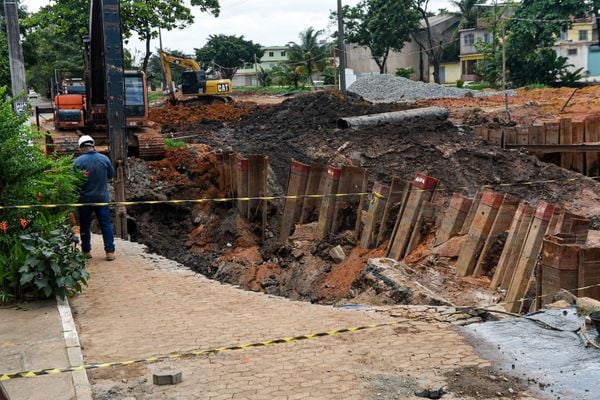 Adutora rompe, terreno cede e abre cratera no bairro Cobilândia, em Vila Velha por Vitor Jubini