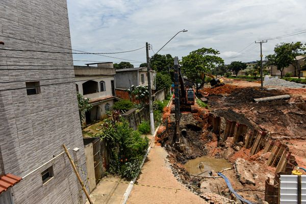 Adutora rompe, terreno cede e abre cratera no bairro Cobilândia, em Vila Velha por Vitor Jubini
