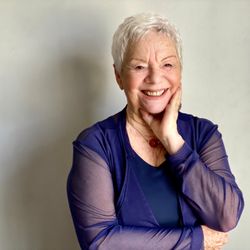 A autora Bernadette Lyra