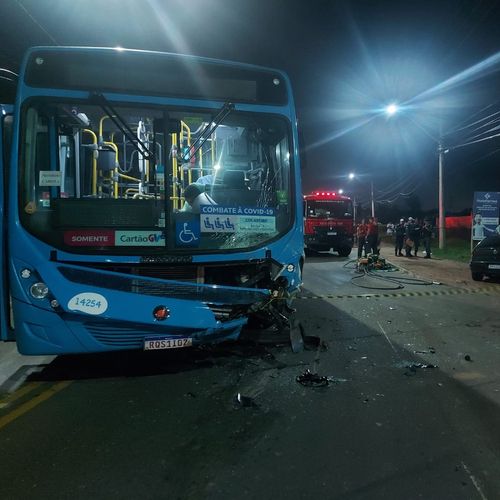 Segundo testemunhas, Volkswagen Gol bateu de frente com coletivo do Sistema Transcol ao realizar uma ultrapassagem, na noite desta quarta-feira (27)