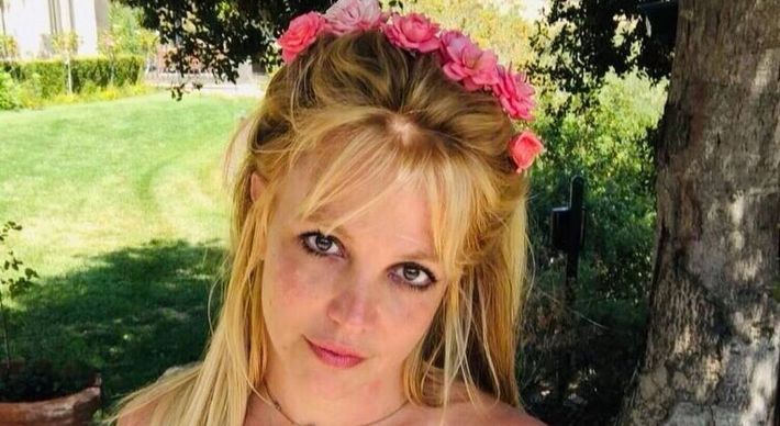 A cantora usou suas redes sociais para responder sua irmã, Jamie Lynn, 30, da acusação de que teria prendido as duas em um quarto com uma faca anos atrás. Ao negar o episódio, a cantora chamou sua caçula de 'escória'.