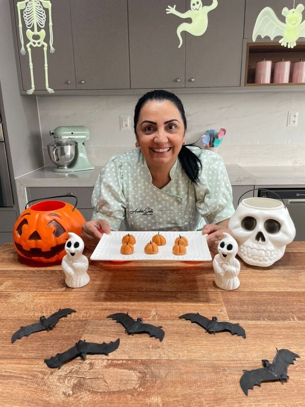 A chef e professora de confeitaria Andrea Souto ensina a preparar docinho de abóbora com especiarias para o Halloween