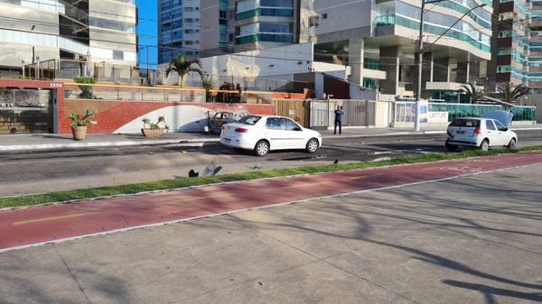 Carro pegou fogo após bater contra muro de prédio em Vila Velha