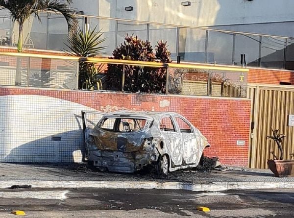Carro pegou fogo após bater contra muro de prédio em Vila Velha